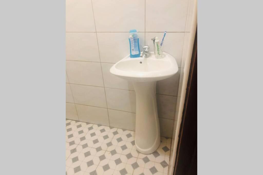 Cozy Bukoto Studio, Unlimited Wifi, Netflix & Close To Acacia Kampala